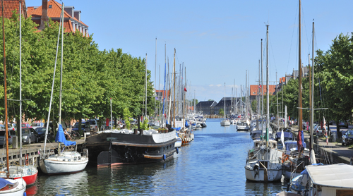 Christianshavns Kanal i København på en solskinsdag.
